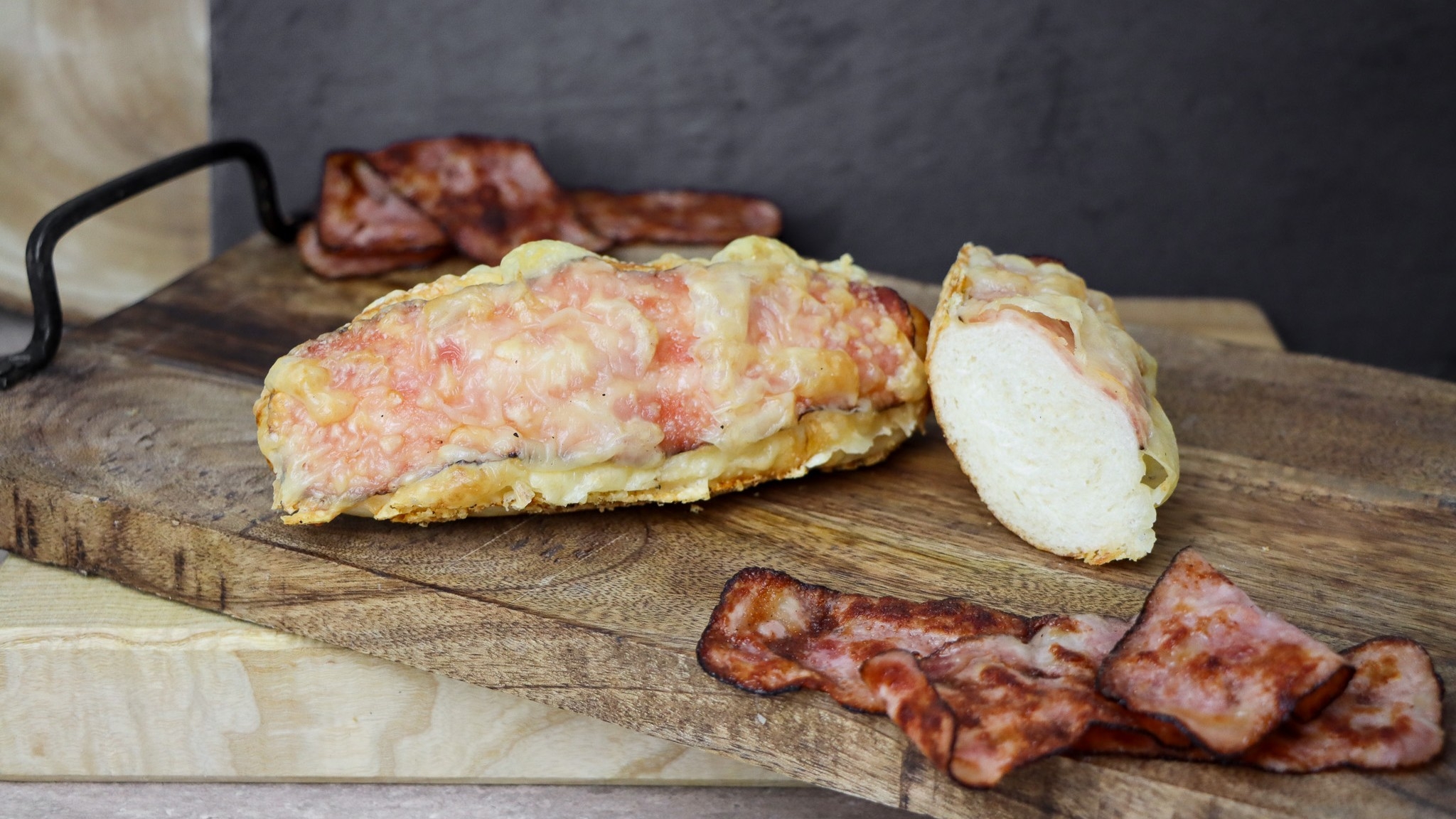 BAGETKA SE SLANINOU A GOUDOU